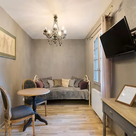La Table De Pierre - D'hote Bed & Breakfast 3*